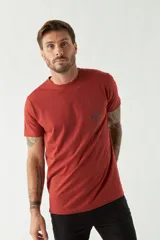 Remera negra de algodón con logo estampado en el pecho, corte regular, manga corta y cuello redondo.