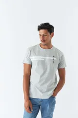 Remera de hombre color gris con logo y arte estampado en el frente, corte regular y mangas cortas.