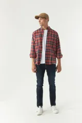 Camisa de viyela a cuadros rojos y azules, corte regular y logo bordado.