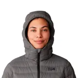 Campera gris de plumas con capucha, cierre frontal completo, bolsillos laterales con cierre y logo de la marca en el pecho.