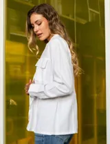 Sobrecamisa blanca de lino y rayón, marca Dash. Tiene cuello solapa, abertura central con botones, bolsillos delanteros y jareta interna de ajuste en la cintura.