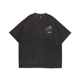 Remera negra de corte oversize con efecto gastado y estampa pequeña en el pecho de una parrilla con fuego y el texto "Kaboa Industries".