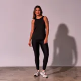 Musculosa deportiva negra de corte clásico con cuello redondo y sisas anchas.