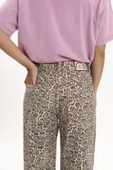 Pantalón de jean de corte ancho con estampado animal print.