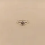 Anillo de plata 925 con circonia engarzada en 6 puntas. Alianza de 1.2mm de ancho y circonia de 5mm de diámetro.