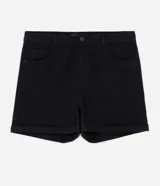 Short hot pants negro de sarga, con trabillas en la cintura, cierre frontal, bolsillos y bajo plegado.