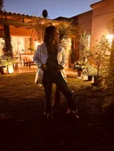 Chaqueta plateada de cuero ovino italiano, con cuello clásico, cierre frontal con cremallera y bolsillos laterales.