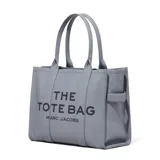Bolso tote grande de cuero color verde oliva con asas de mano y logo "THE TOTE BAG MARC JACOBS" estampado en dorado.