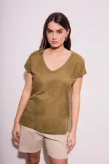 Remera color verde oliva con cuello en V y bordado de flores.