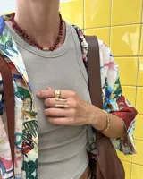 Collar regulable de bronce macizo con cuentas de piedra natural de cuarzo lima y jaspe rojo, y un dije central de labradorita.