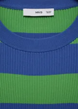 Jersey de punto fino a rayas horizontales azules y verdes, de manga corta y cuello redondo.