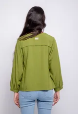 Camisa verde oliva de cuello mao y escote en V, con mangas largas y botones a tono.