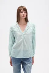 Blusa de algodón color menta, con escote en V, mangas largas y detalles de bordado floral y mostacillas en los hombros y el escote.