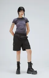 Remera violeta de manga corta, cuello redondo y corte ajustado.