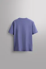 Camiseta lila de algodón con cuello redondo, manga corta, corte relaxed fit y estampado gráfico en el pecho.