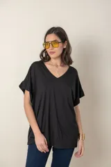 Remera holgada color beige, de escote en V y mangas cortas.