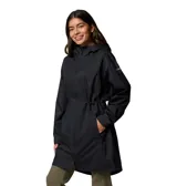 Campera cortaviento color verde claro, con capucha ajustable, cierre frontal con cremallera bidireccional, cintura ajustable con cordón, bolsillos con cremallera y puños ajustables.