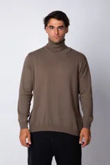 Sweater marrón de hilo con cuello alto tipo polera y mangas largas.