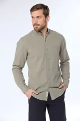 Camisa negra de lino con cuello mao y manga larga.