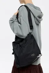 Bolso de mano negro de nailon con estructura blanda, doble asa de mano y asa de tejido regulable. Cuenta con logo metálico BIMBA Y LOLA, acabados metálicos, bolsillo interior, cierre de cordón e interior con etiqueta de tejido.