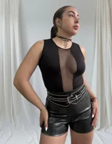 Body negro sin mangas con escote redondo y panel de tul transparente en el centro del pecho.