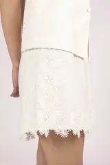 Bermuda negra con apliques de encaje en el ruedo.