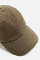 Gorra verde militar de algodón con visera y ajuste trasero.
