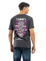 Remera celeste con estampado circular en el pecho, con texto en verde y negro.