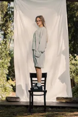 Bermuda de rustico liviano color marrón chocolate, con estampado frontal.