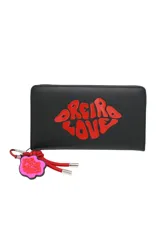 Billetera negra con cierre de cremallera y estampado rojo con la frase "Oreiro Love". Incluye llavero con la misma frase.