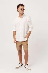 Bermuda de gabardina color beige, corte recto y largo a la rodilla.