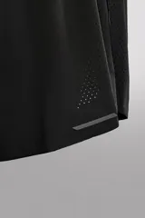 Shorts de running negros confeccionados en tejido técnico ligero y elástico con forro interior.