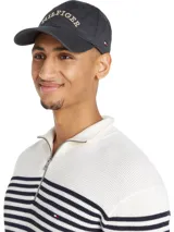 Gorra de béisbol negra de Tommy Hilfiger con logo bordado en color beige en el frente y bandera de la marca bordada en el lateral.