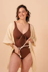 Túnica color beige confeccionada en broderie elastizado con cordón de algodón.