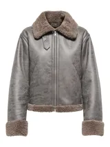 Chaqueta gamulan gris con cuello y puños de piel sintética color marrón. Cierre frontal con cremallera y bolsillos laterales.