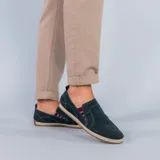 Alpargata azul marino de cuero con forro textil y plantilla de cuero. Suela de goma con construcción de yute.