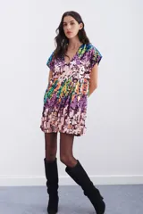 Vestido corto multicolor con lentejuelas, escote en V y mangas cortas.