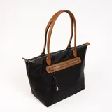 Cartera tipo tote bag color negro, con asas de cuero color marrón y cierre superior con cremallera.