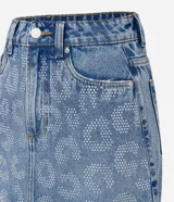 Minifalda de jean azul con tiro alto, trabillas en la cintura, bolsillos delanteros y traseros, y estampado de animal print de leopardo con tachas plateadas.