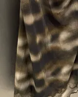 Vestido corto de mesh con estampado abstracto en tonos marrones y negros. Tiene breteles finos, escote drapeado y ruedo asimétrico.