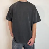 Remerón negro de corte oversize y tela rústica.