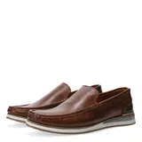 Mocasines de cuero marrón con suela blanca y detalles en gris. Presentan un diseño tipo mocasín con costuras visibles en el empeine y perforaciones laterales.