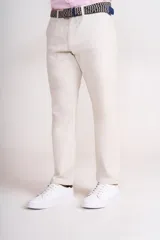 Pantalón de vestir color beige, confeccionado en algodón con spandex. Corte recto, con bolsillos laterales y traseros. Se ajusta a la cintura con cinturón de cuero trenzado en tonos azul y beige.