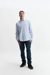 Camisa de algodón color azul oscuro, con cuello clásico y corte semi slim.