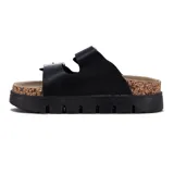 Sandalias negras con plataforma, dos tiras anchas con hebillas plateadas ajustables y plantilla de corcho.