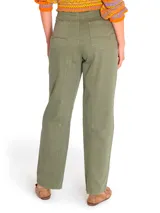 Pantalón de jeans verde militar, estilo cargo, de tiro alto, con bolsillos laterales y detalles de patchwork en dos tonalidades.