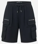 Bermuda masculina de algodón y poliéster, color marrón oliva, con cintura ajustable mediante cordón, pliegues frontales y múltiples bolsillos cargo con cierres metálicos.