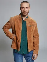 Campera marrón claro de cuero gamuzado, con cierre frontal y cuello mao con broches.