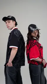 Camisa deportiva unisex con parches bordados, estampado a sublimación y corte oversize. Disponible en talles M, L y XL.