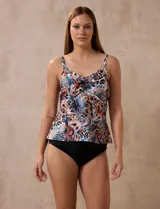 Tankini estampado con musculosa con frunce en el escote, copa armada con sujetador interno y forro interno.